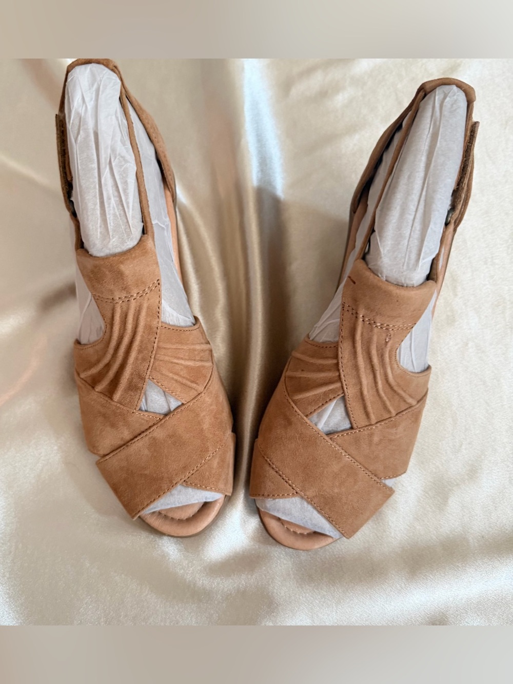 Earth Curvet Biscuit Suede Peep-Toe Wedge Sandals Size 8 New